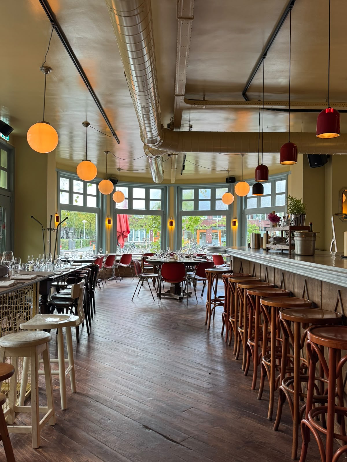 The dining room and bar of Restaurant De Salon